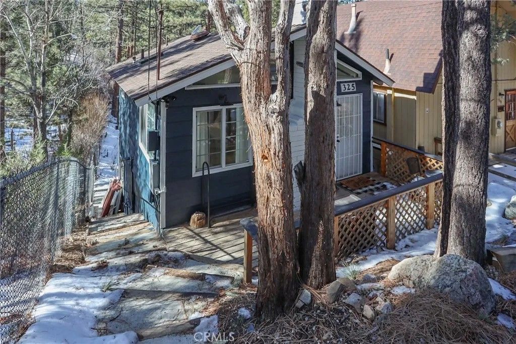 Photo of 325 Hilltop Lane, Big Bear Lake, CA 92314 (MLS # SB26074793)