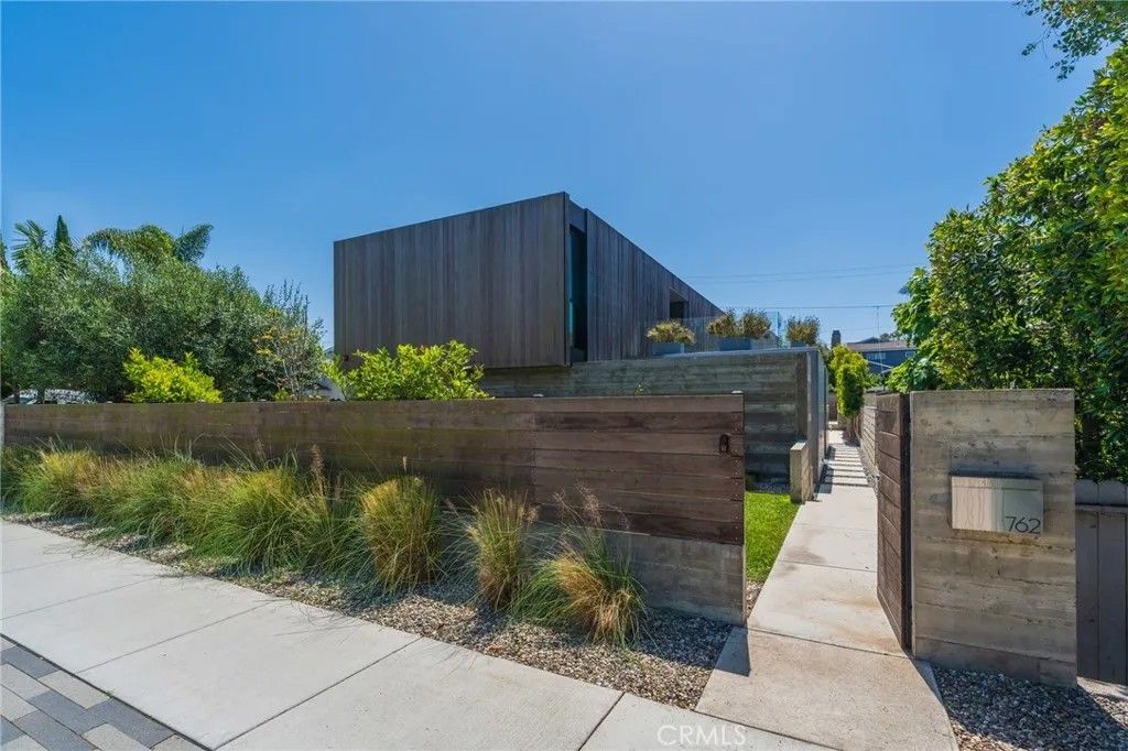 Photo of 762 Rosecrans Ave, Manhattan Beach, CA 90266 (MLS # SB26086524)