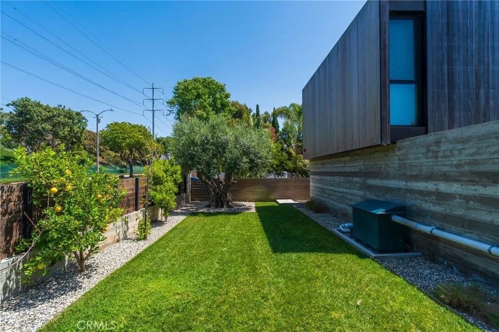 Photo of 762 Rosecrans Ave, Manhattan Beach, CA 90266 (MLS # SB26086524)