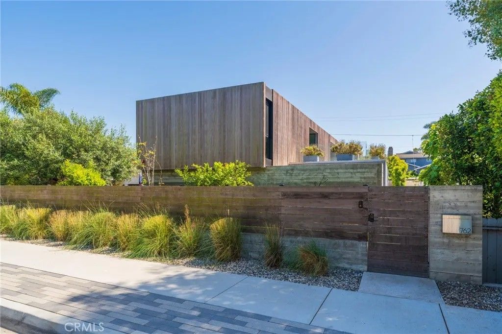 Photo of 762 Rosecrans Ave, Manhattan Beach, CA 90266 (MLS # SB26086524)