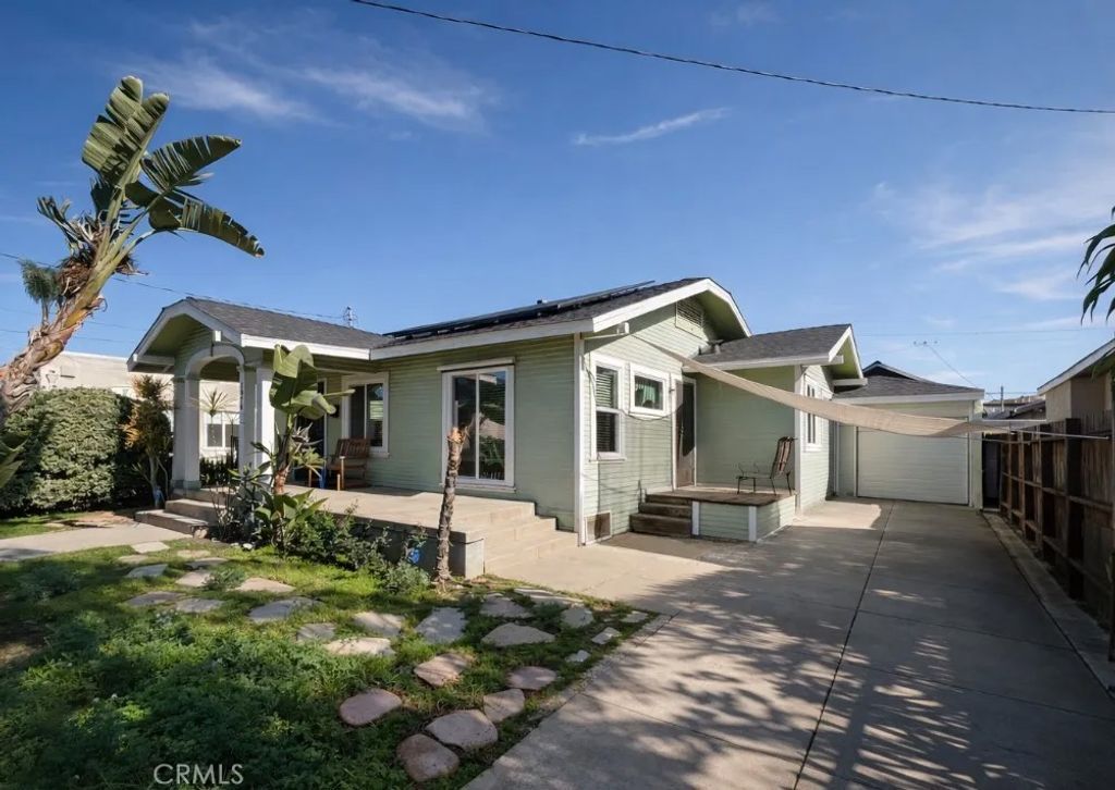 Photo of 1074 Vina Avenue, Long Beach, CA 90813 (MLS # SB26008235)