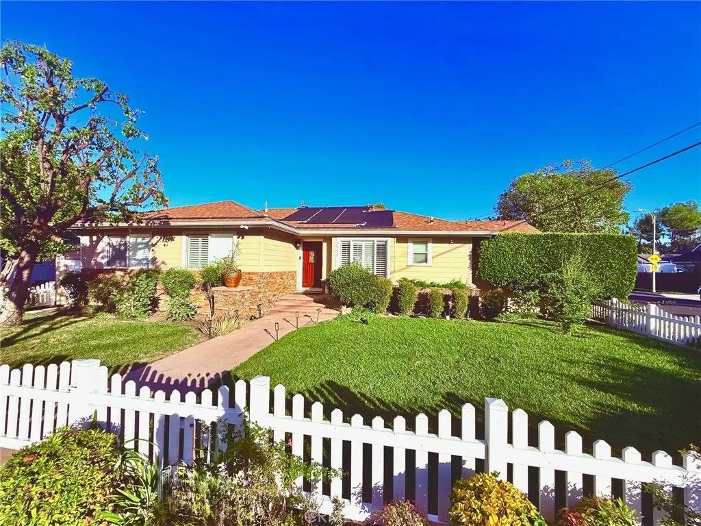 Photo of 6424 Penfield Avenue, Woodland Hills, CA 91367 (MLS # SR25238775)