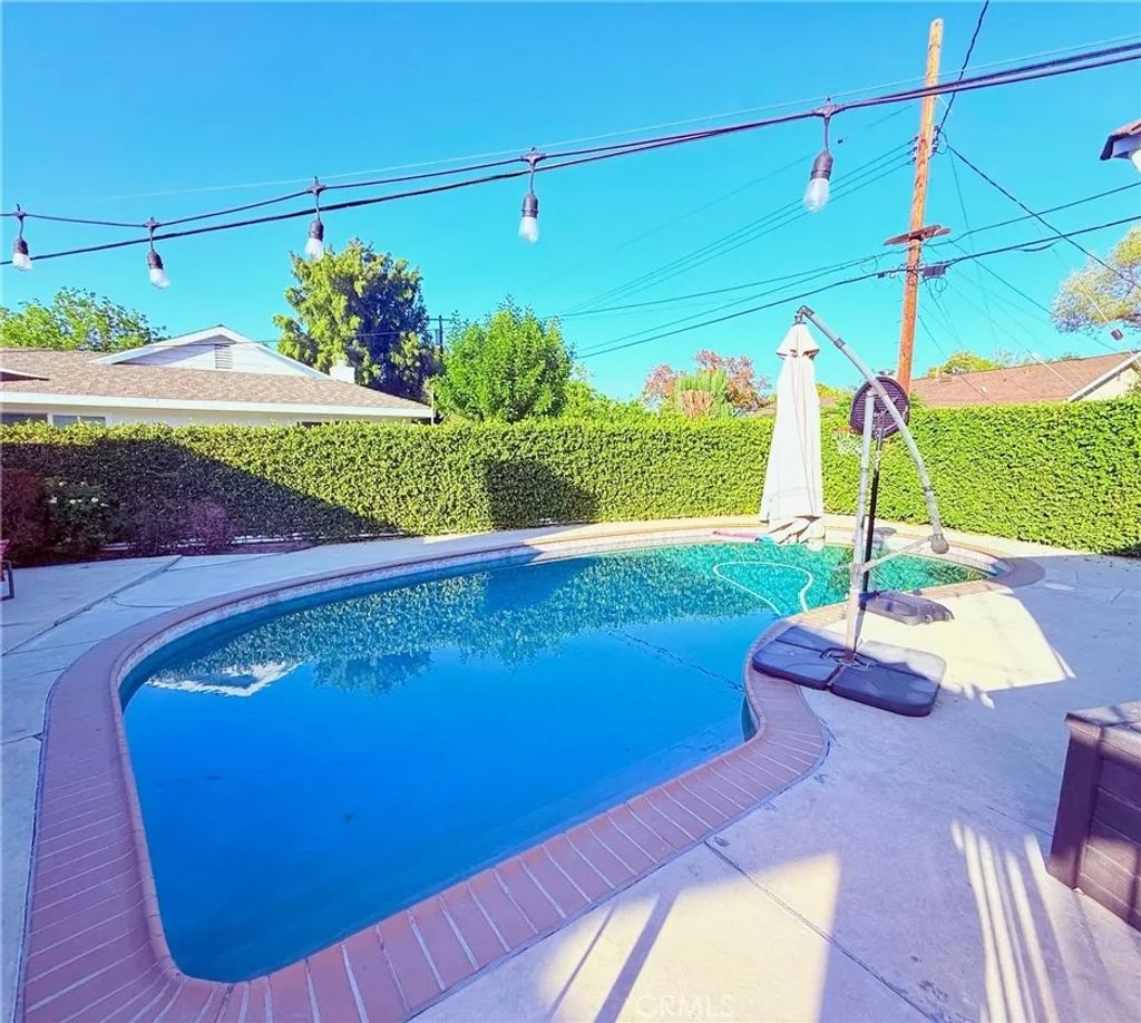 Photo of 6424 Penfield Avenue, Woodland Hills, CA 91367 (MLS # SR25238775)