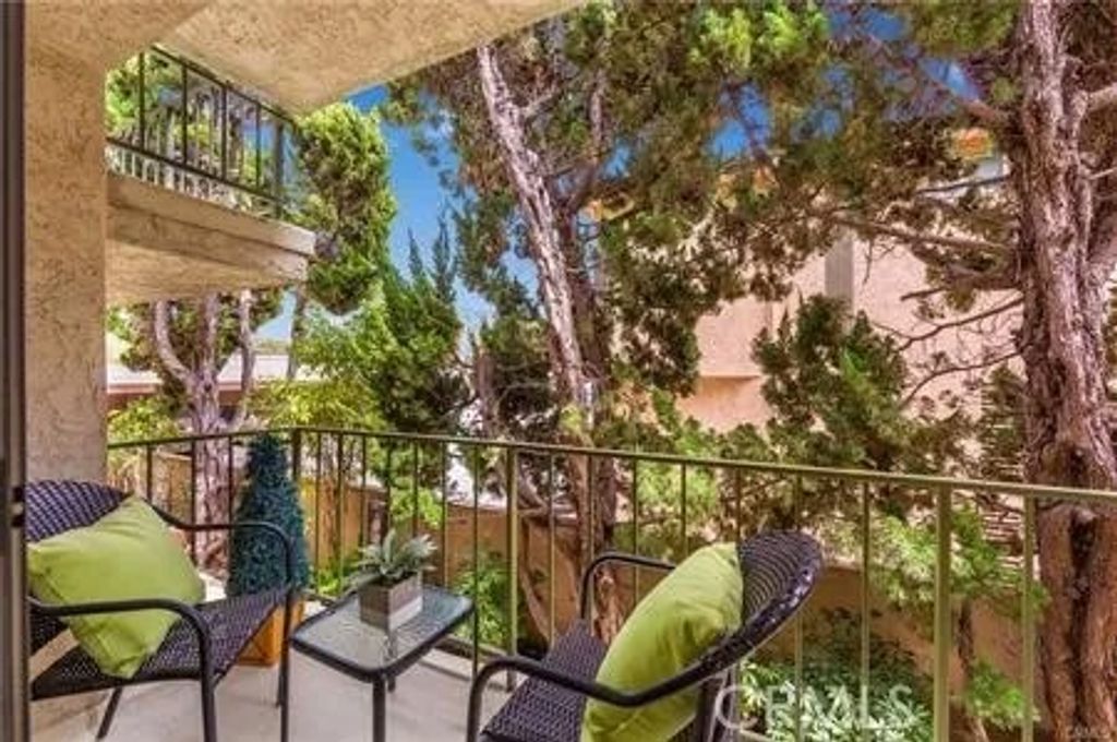 Photo of 4350 Berryman Avenue #8, Los Angeles, CA 90066 (MLS # TR23211788)