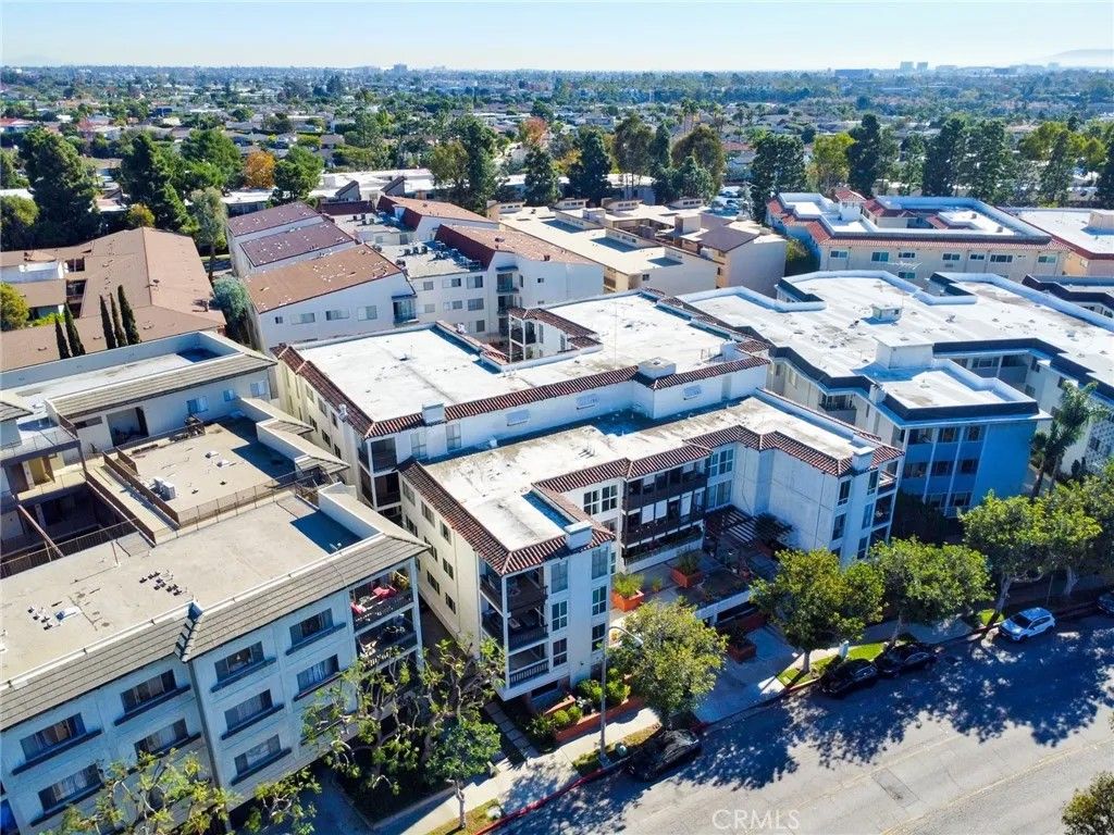 Photo of 6124 Buckingham Pkwy, Culver City, CA 90230 (MLS # OC26078518)