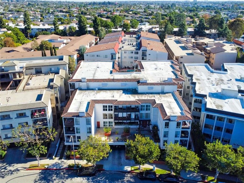 Photo of 6124 Buckingham Pkwy, Culver City, CA 90230 (MLS # OC26078518)