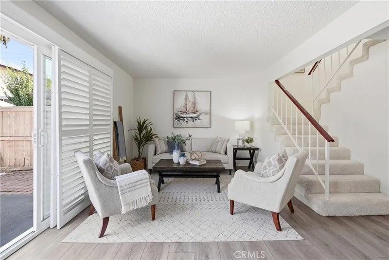 321 W Hermitage