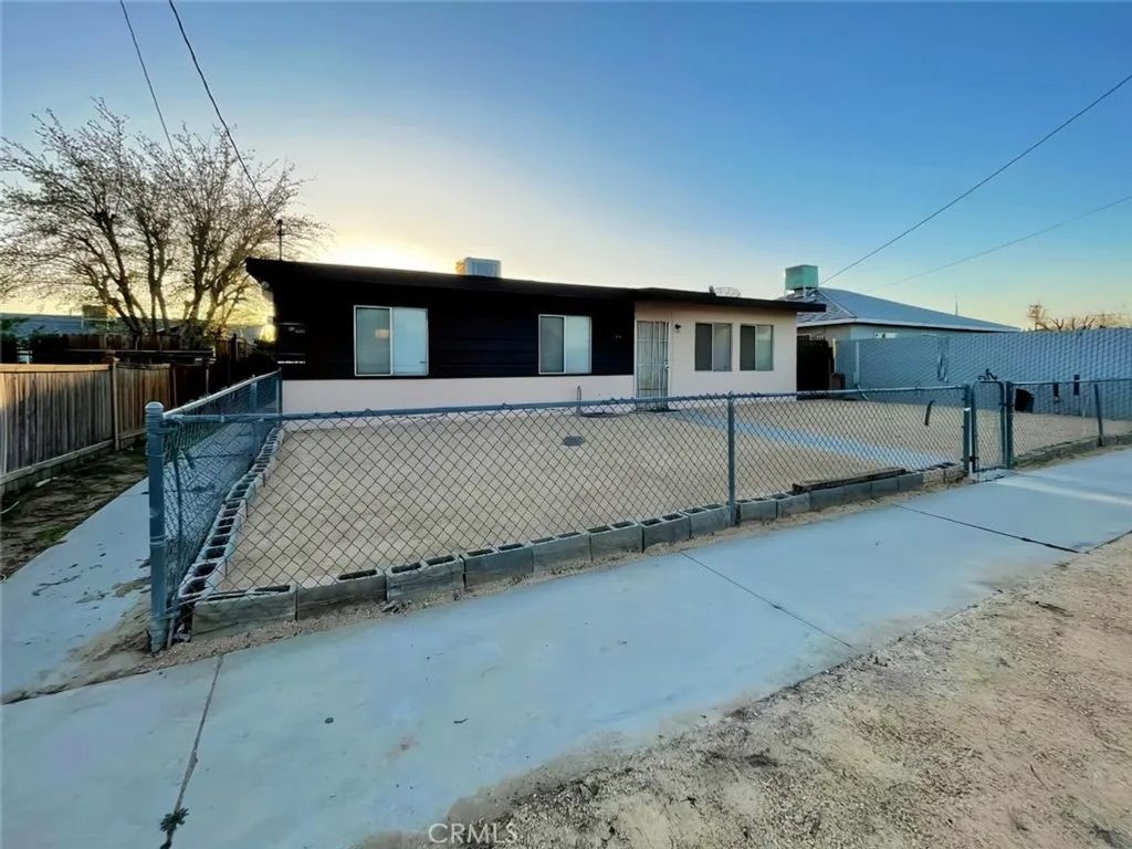 Photo of 44817 Redwood Ave, Lancaster, CA 93534 (MLS # SR26000154)