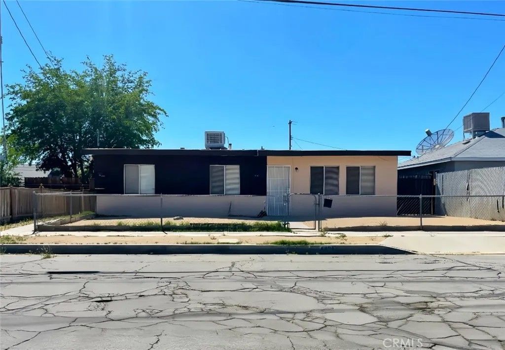 Photo of 44817 Redwood Ave, Lancaster, CA 93534 (MLS # SR26000154)