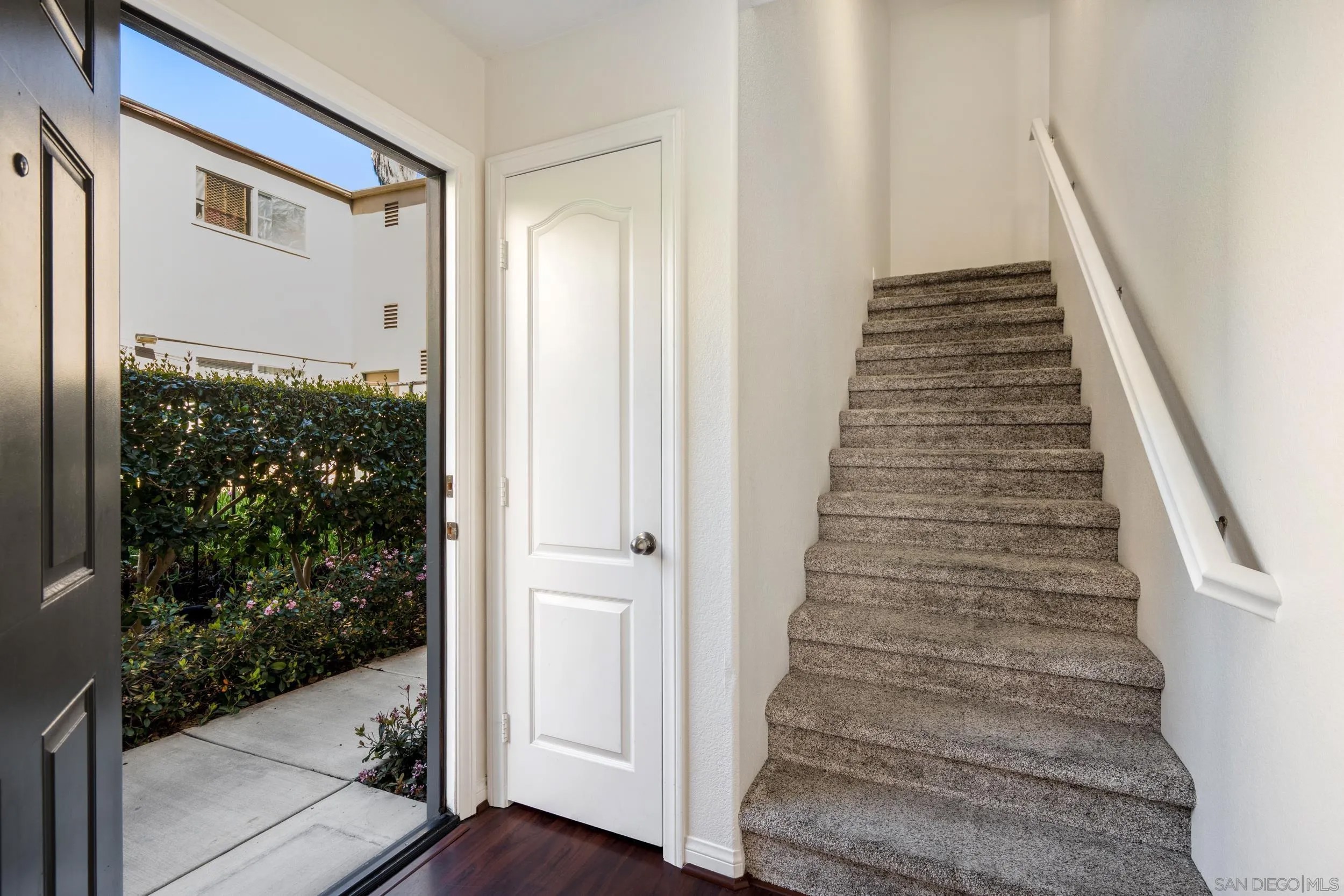 3548 Shoreline Bluff Lane