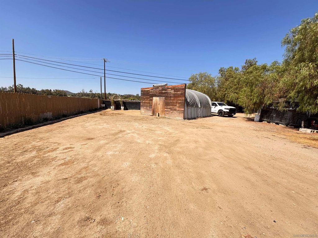 Photo of 2233 Rainbow Valley Blvd, Fallbrook, CA 92028 (MLS # 250039002)