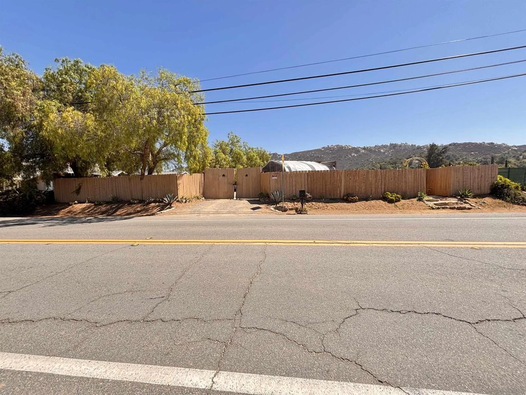 Photo of 2233 Rainbow Valley Blvd, Fallbrook, CA 92028 (MLS # 250039002)