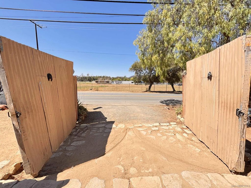 Photo of 2233 Rainbow Valley Blvd, Fallbrook, CA 92028 (MLS # 250039002)