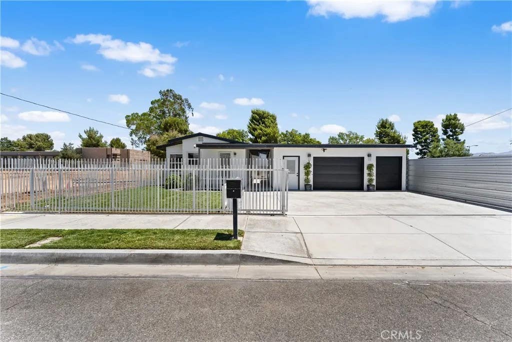 Photo of 38610 9th ST, Palmdale, CA 93550 (MLS # SR26153817)