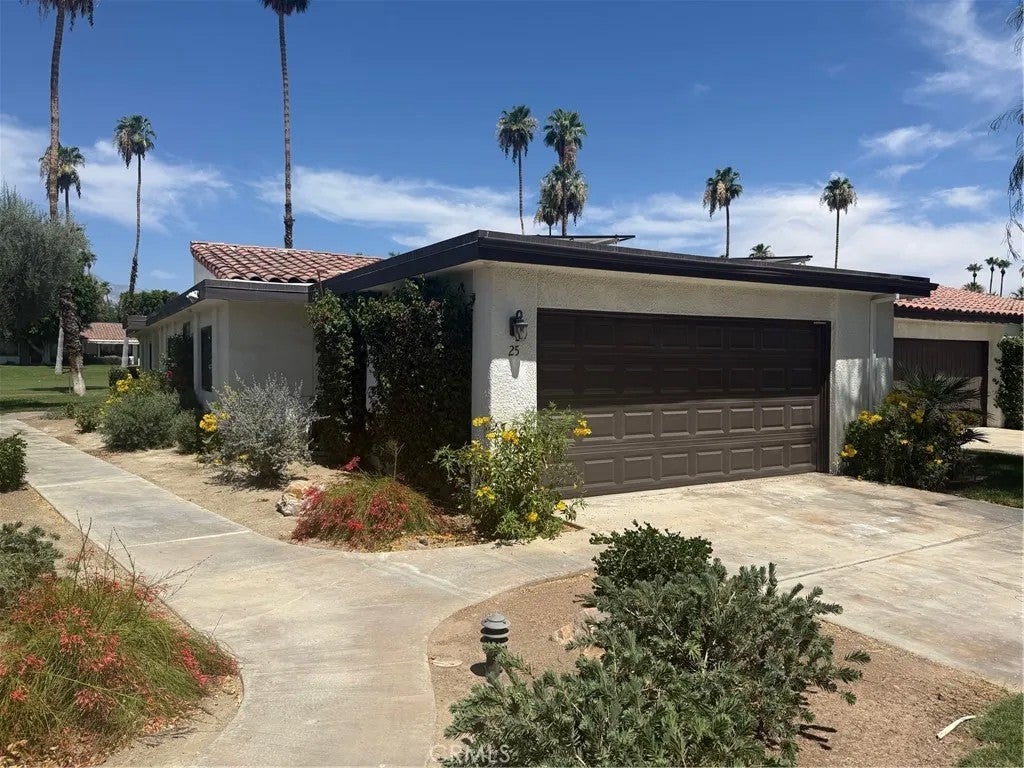 Photo of 25 Marbella DR, Rancho Mirage, CA 92270 (MLS # TR26129903)
