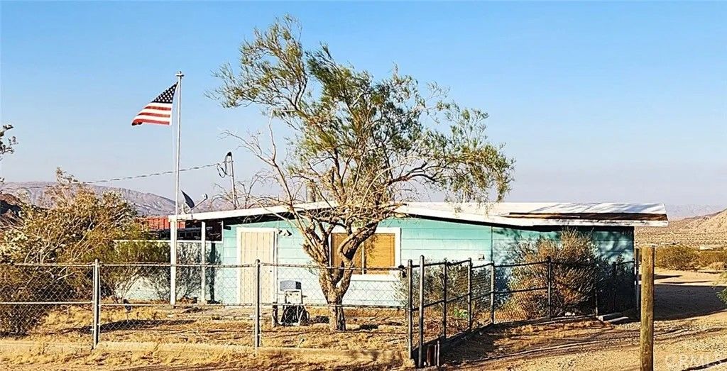 Photo of 4675 Kickapoo Trail, Landers, CA 92285 (MLS # JT25280681)