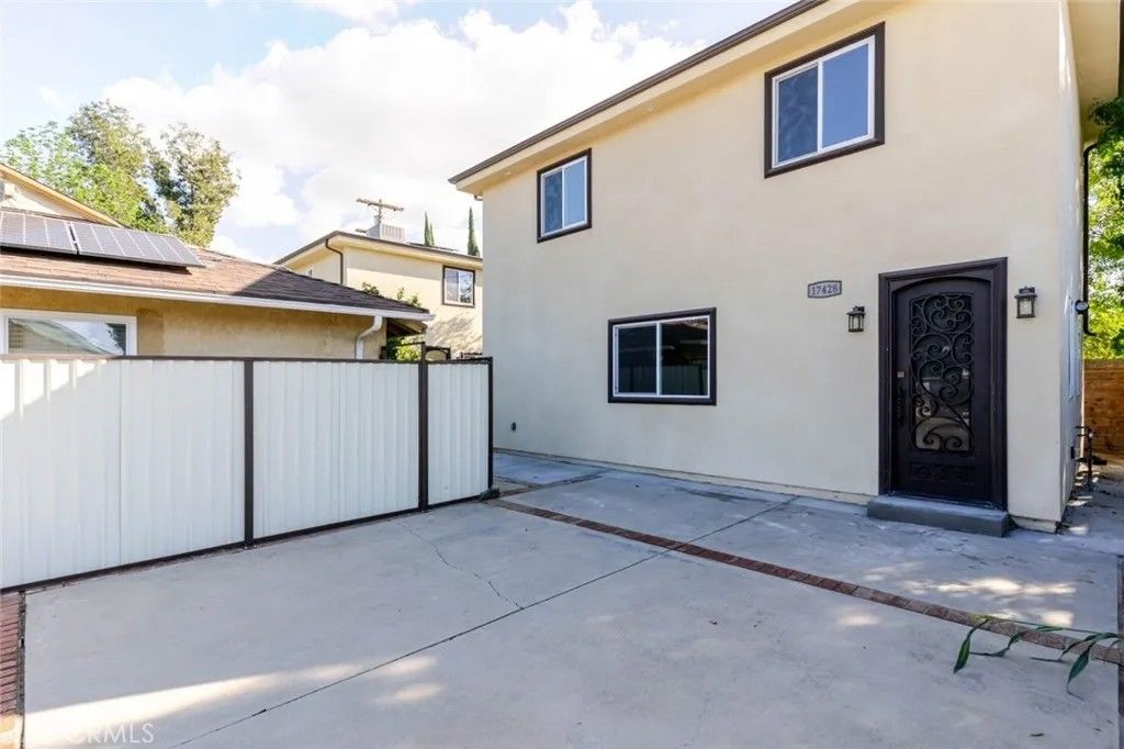 Photo of 17428 Roscoe Boulevard, Northridge, CA 91325 (MLS # SR26044024)