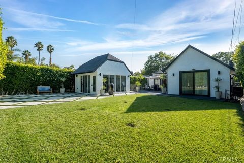 Tiny photo for 1911 W Kenneth Rd, Glendale, CA 91201 (MLS # SR25259043)