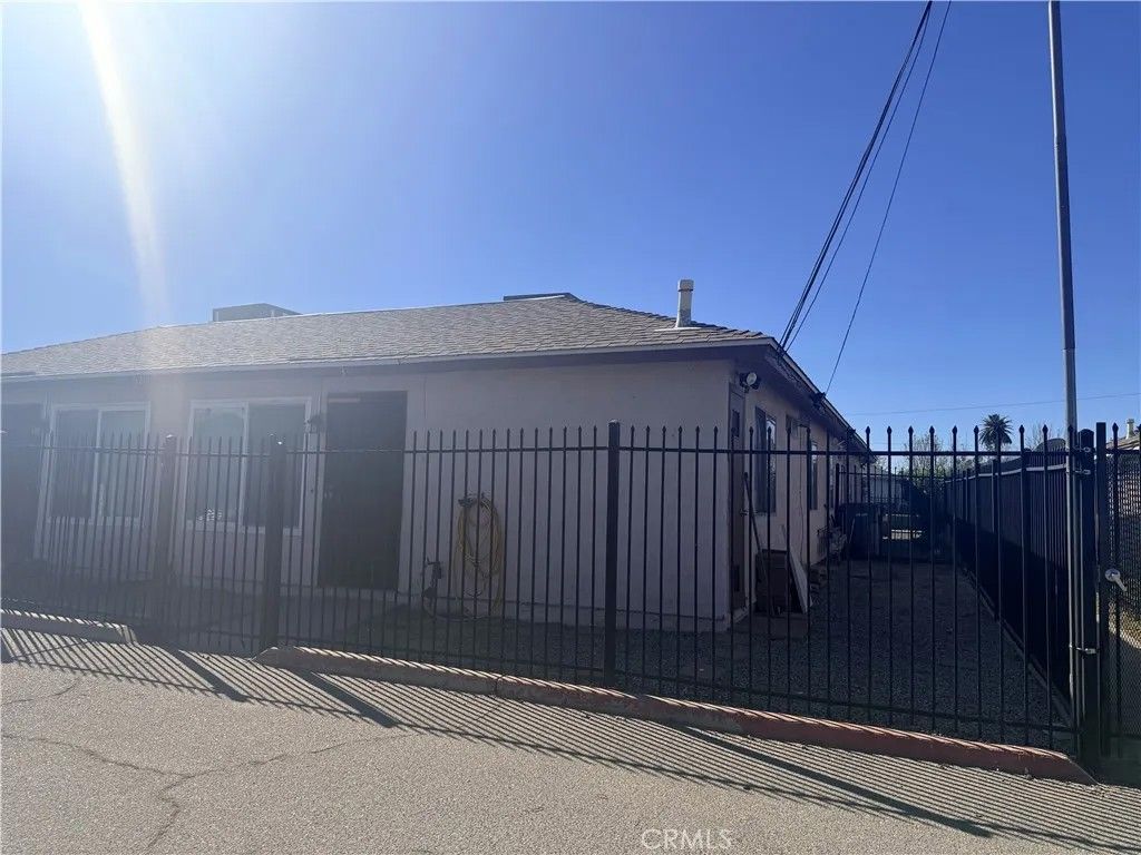 Photo of 526 Greystone Ln #3, Hemet, CA 92543 (MLS # SW26064650)