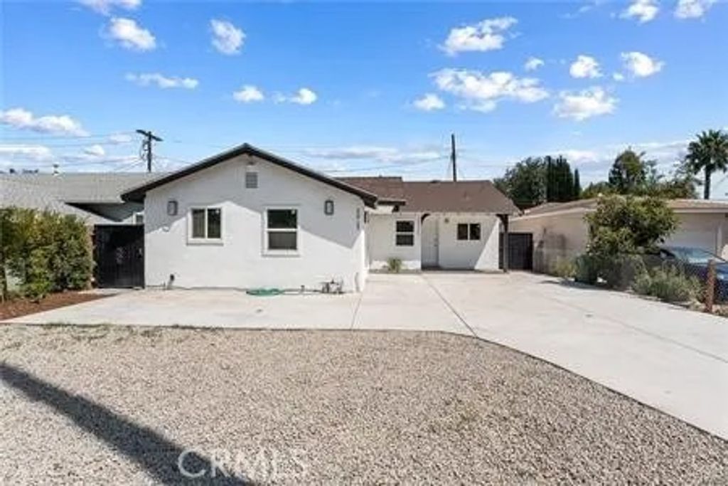 Photo of 22723 Leonora Drive, Woodland Hills, CA 91367 (MLS # SR25236333)