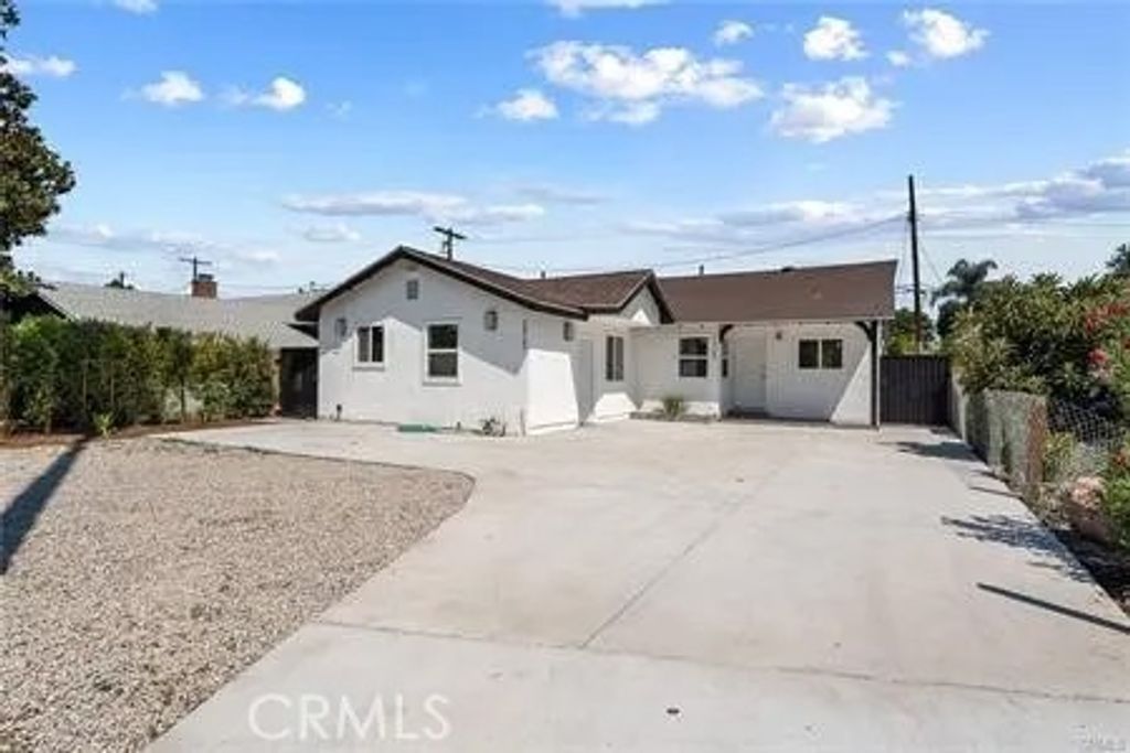 Photo of 22723 Leonora Drive, Woodland Hills, CA 91367 (MLS # SR25236333)