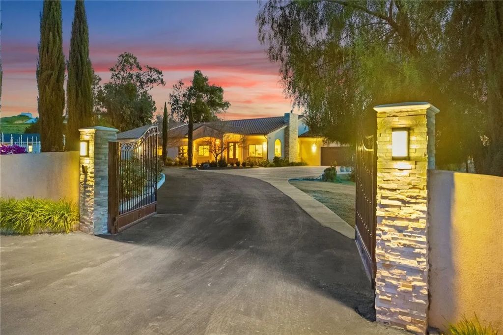 Photo of 38125 Camino Sierra Rd, Temecula, CA 92592 (MLS # SW26042833)