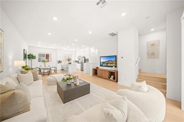 271 Lynx, Irvine