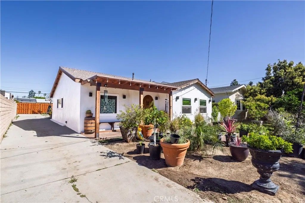 Photo of 17525 Kingsbury Street, Granada Hills, CA 91344 (MLS # SR26054124)