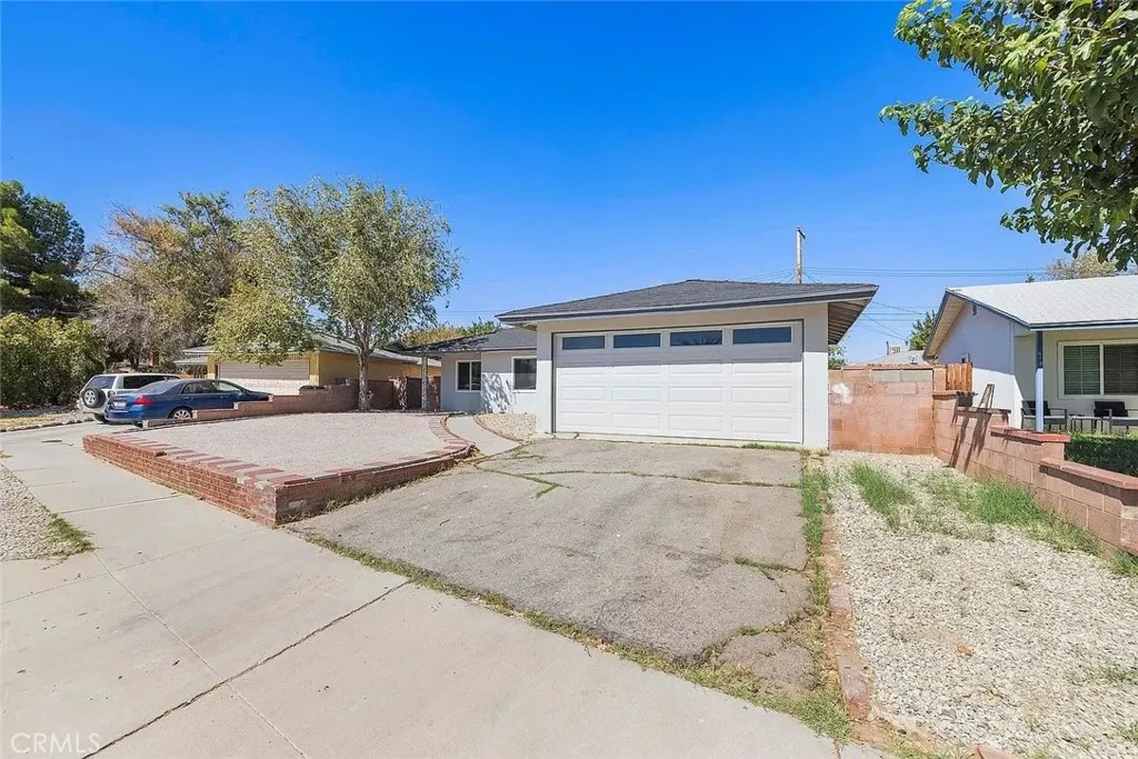 611-611 1/2 E Ovington
