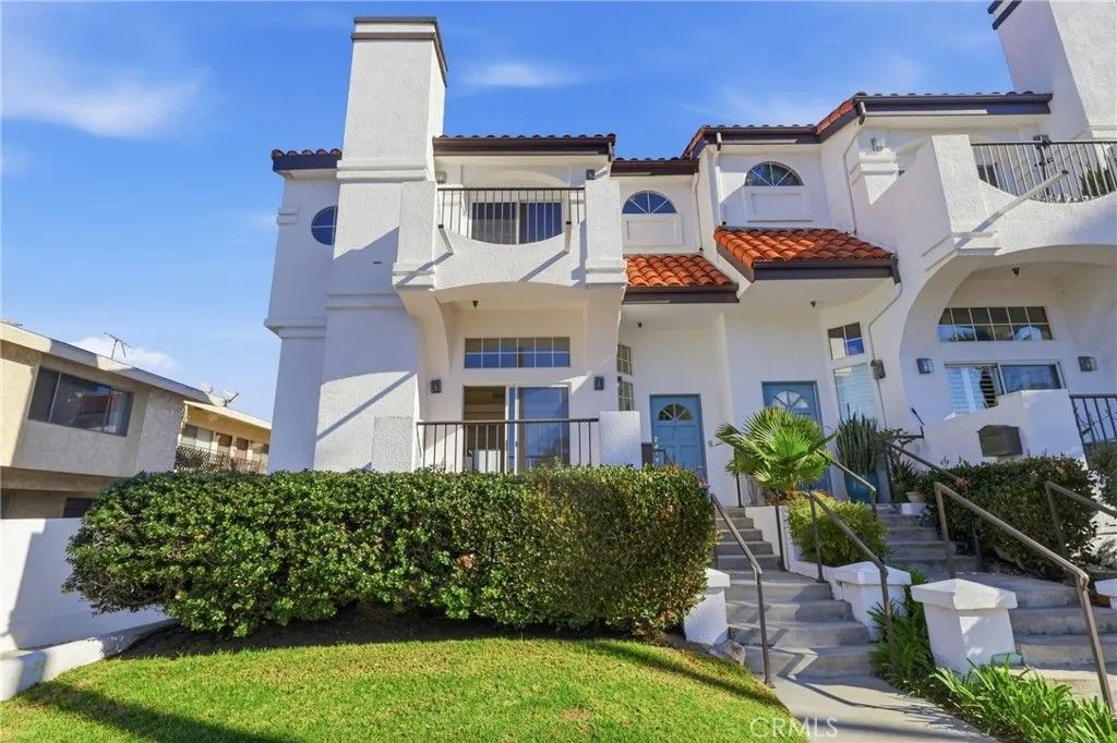 Photo of 200 N Catalina Avenue #F, Redondo Beach, CA 90277 (MLS # SB26006532)