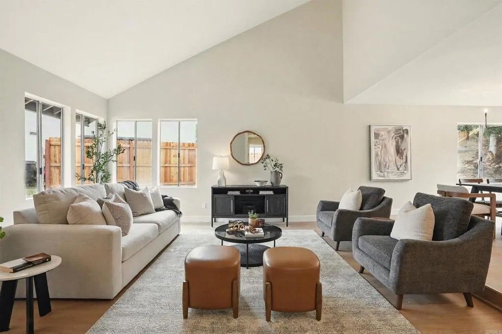 Photo of 909 Loma Vw, Chula Vista, CA 91910 (MLS # PTP2508191)