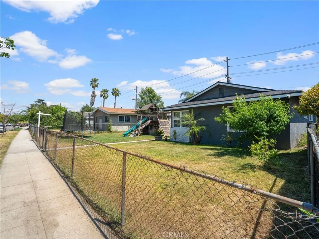 952 E La Verne