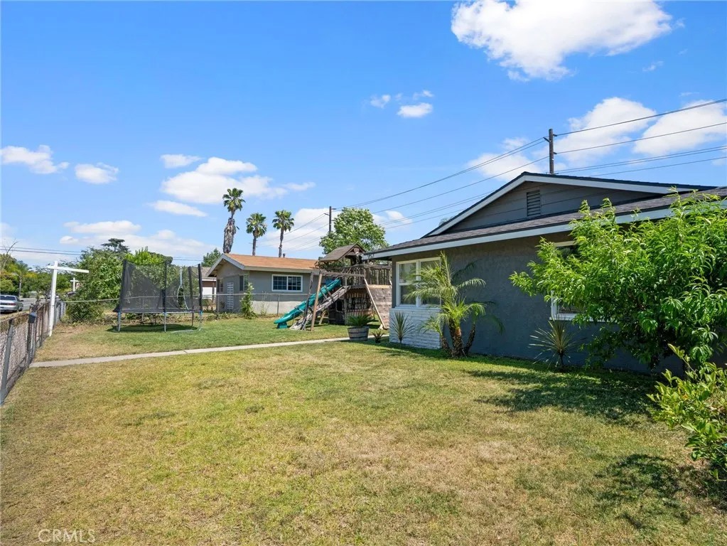 952 E La Verne