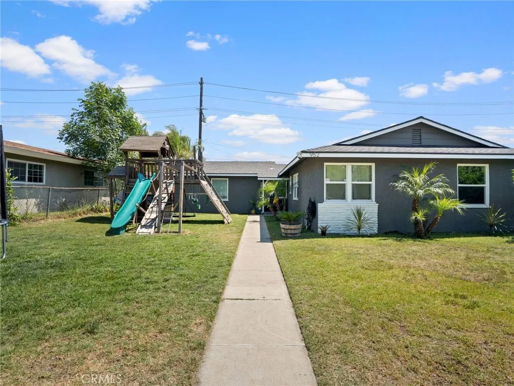 952 E La Verne