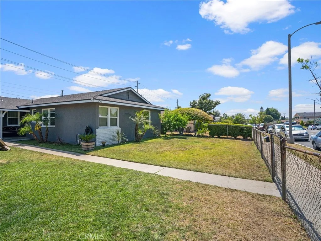 952 E La Verne