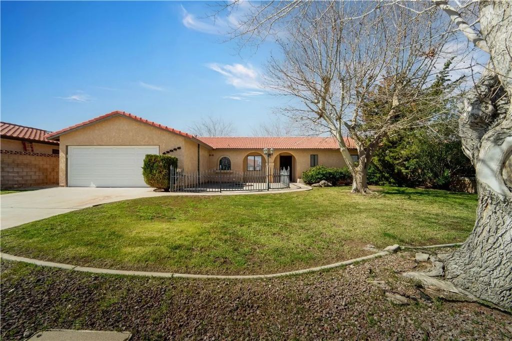 Photo of 42865 Normandy Ln, Lancaster, CA 93536 (MLS # SW26043543)