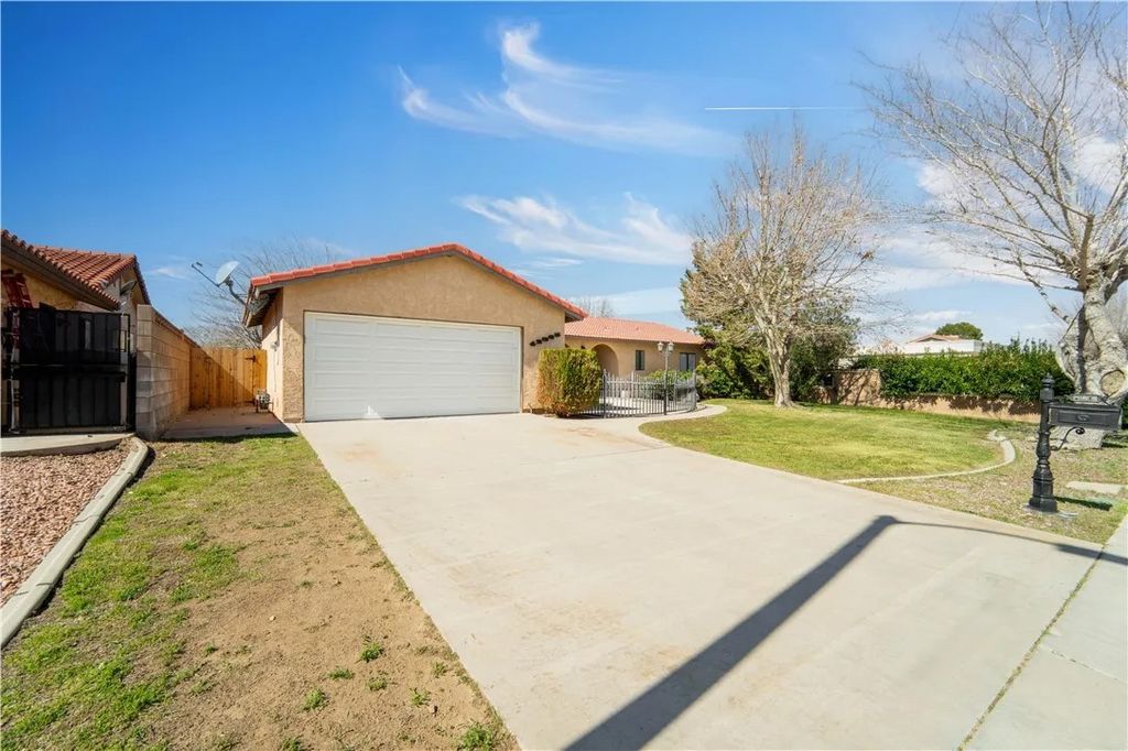 Photo of 42865 Normandy Ln, Lancaster, CA 93536 (MLS # SW26043543)