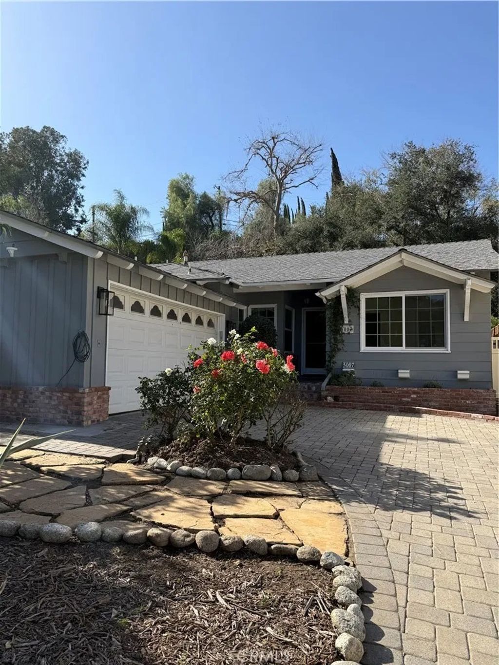 Photo of 5007 Canoga Avenue, Woodland Hills, CA 91364 (MLS # SR26021807)