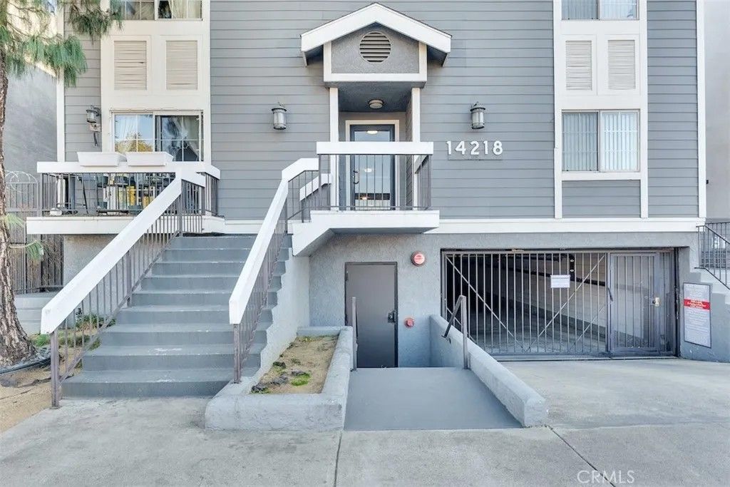 Photo of 14218 Victory Boulevard, Van Nuys, CA 91401 (MLS # SR26052085)