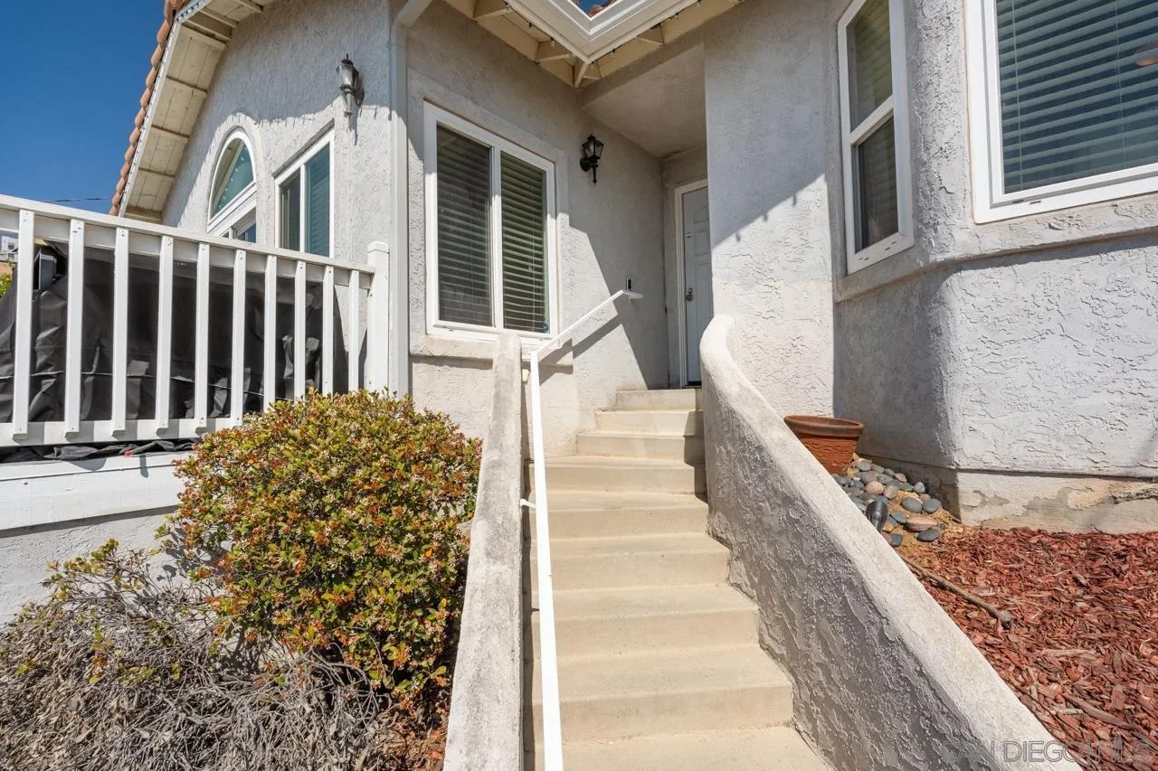 1229 La Mesa