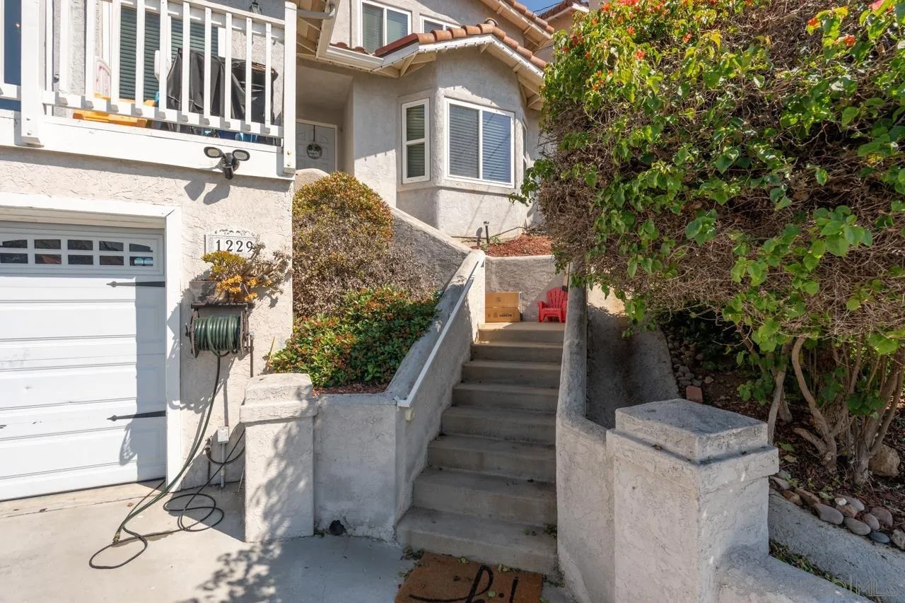 1229 La Mesa
