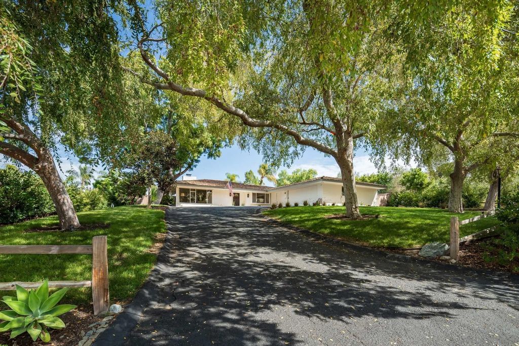 Photo of 6230 La Fremontia, Rancho Santa Fe, CA 92067 (MLS # 250041487)