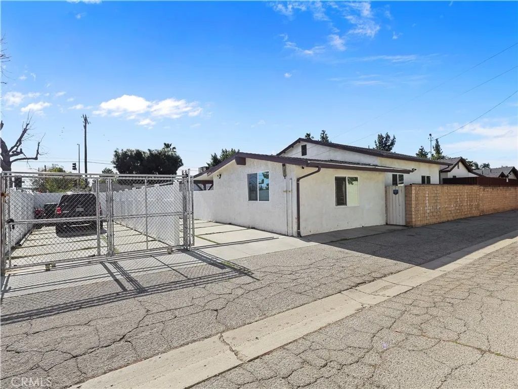 Photo of 15803 Chatsworth Street, Granada Hills, CA 91344 (MLS # SR26061592)
