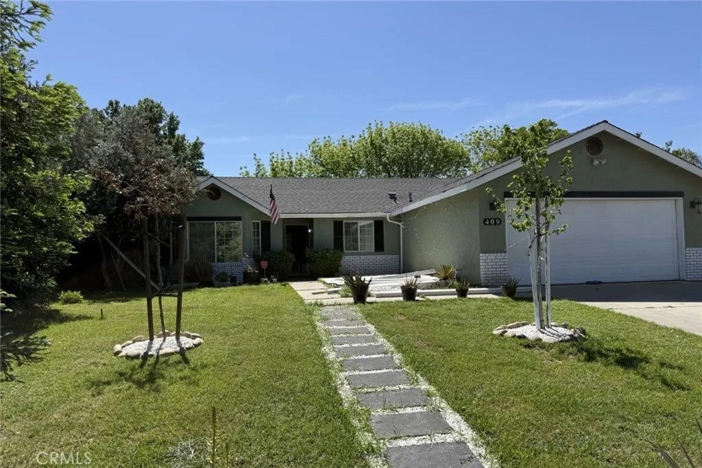 Photo of 409 W Packwood Ave, Visalia, CA 93277 (MLS # PI26072169)