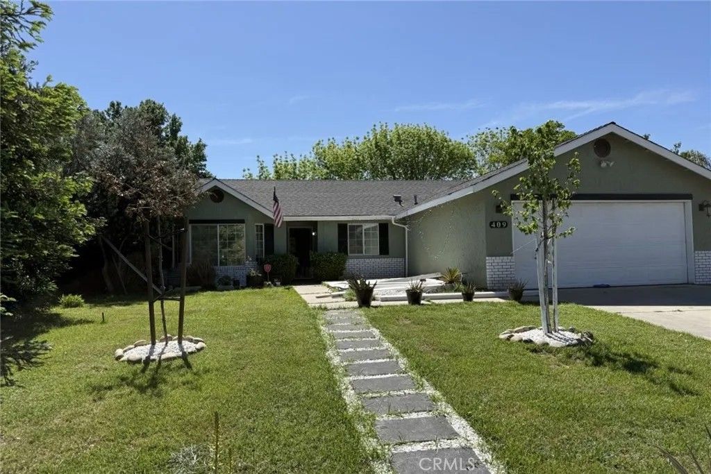 Photo of 409 W Packwood Ave, Visalia, CA 93277 (MLS # PI26072169)