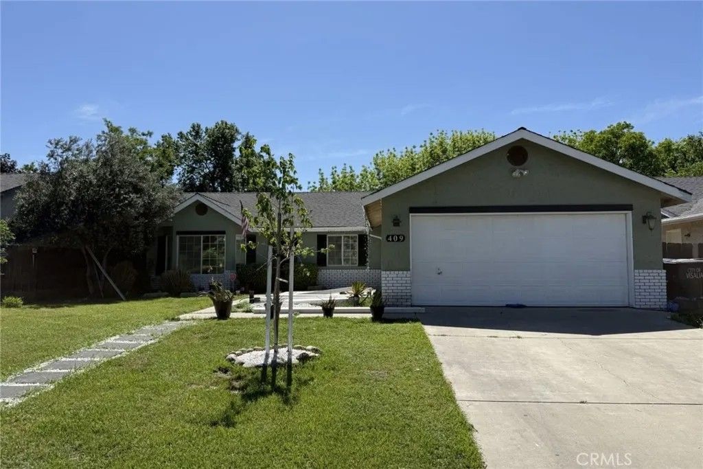 Photo of 409 W Packwood Ave, Visalia, CA 93277 (MLS # PI26072169)