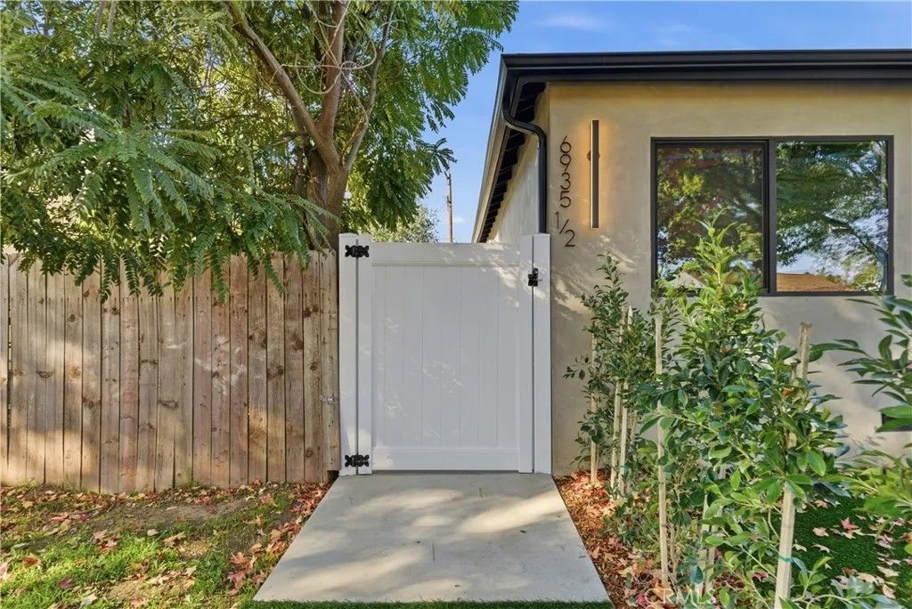 Photo of 6935 Jellico Avenue, Lake Balboa, CA 91406 (MLS # SR25280653)