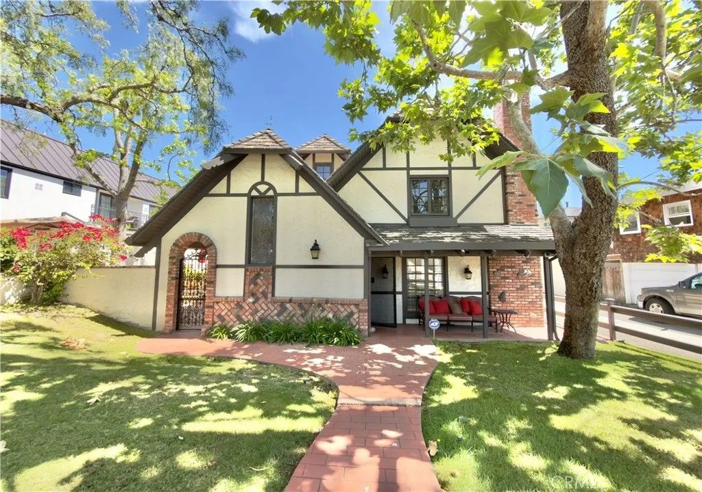 Photo of 327 Aster St, Laguna Beach, CA 92651 (MLS # LG26088108)