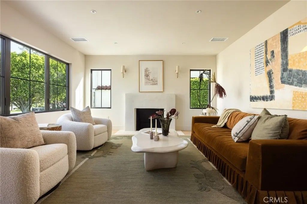 Photo of 321 N Lucerne BLVD, Los Angeles, CA 90004 (MLS # TR26159479)