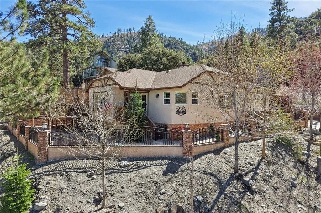 Photo of 5319 Desert View, Wrightwood, CA 92397 (MLS # DW26059613)